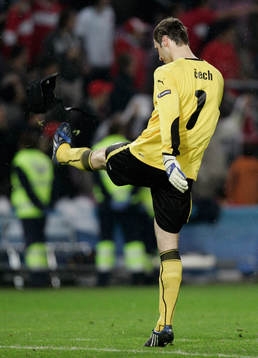 Petr Cech, målvakt, Tjeckien sparkar på sitt huvudskydd i