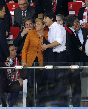 Angela Merkel, förbundskansler, pratar med Joachim Loew,