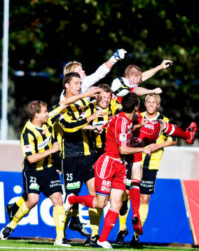Kalabalik framför Chrisoffer Källqvist, målvakt, Daniel