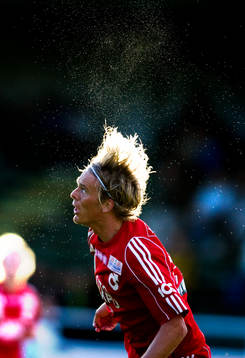 Fredrik Holmberg, Degerfors, nickar så att svetten yr
