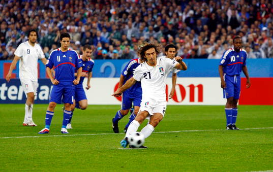 Andrea Pirlo, Italien, lägger en straff
