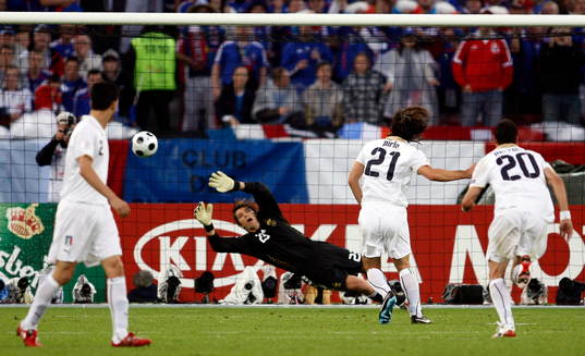 Andrea Pirlo, Italien, sätter en straff