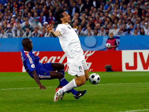 Eric Abidal, Frankrike och Luca Toni, Italien. Tackling