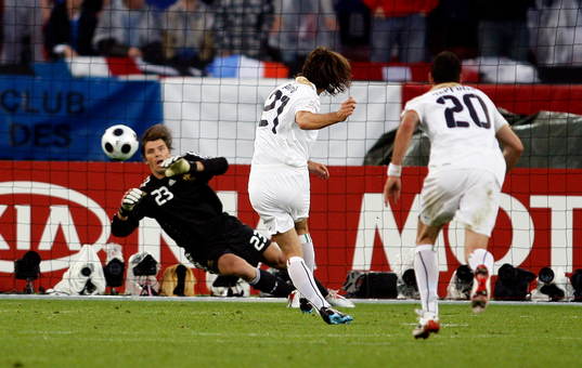 Andrea Pirlo, Italien, sätter en straff