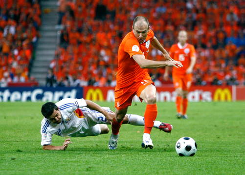 Arjen Robben, Holland, tar sig förbi Cosmin Contra,