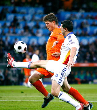 Klass Jan Huntelaar, Holland och Cosmin Contra, Ruänien