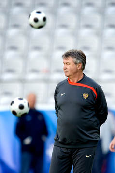 Ryssland är på stadion Tivoli Neu. Guus Hiddink,