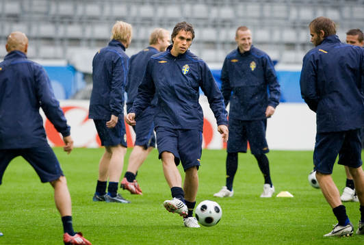 Sverige är tillbaka och tränar på stadion Tivoli Neu.