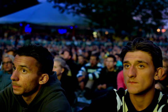 Fotboll, Agon Mehmeti och Guilermo Molins tittar på EM,