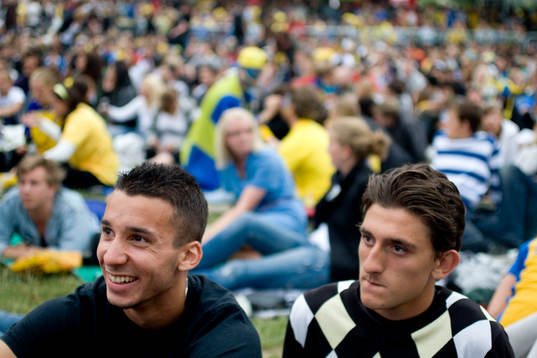 Fotboll, Agon Mehmeti och Guilermo Molins tittar på EM,