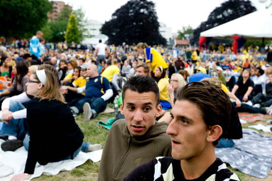 Fotboll, Agon Mehmeti och Guilermo Molins tittar på EM,