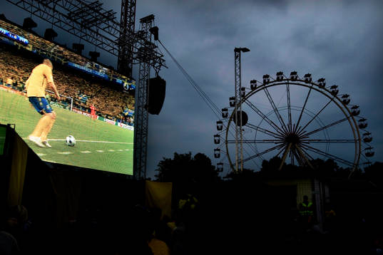 Fotboll, EM, storbildsskärm, Sverige - Ryssland i Folkets