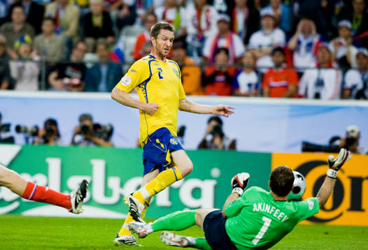 Mikael Nilsson, Sverige, utmanar Igor Akinfeev, målvakt,
