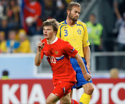 Andrei Arshavin, jubel över sitt 2-0 mål. Olof Mellberg,