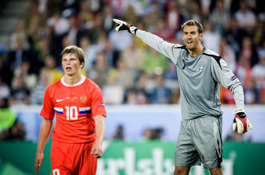 Andrei Arshavin, Ryssland, och Andreas Isaksson, målvakt,