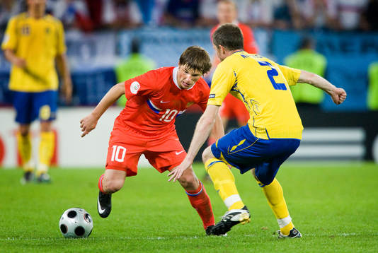 Andrei Arshavin, Ryssland, utmanar Mikael Nilsson, Sverige