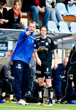 Torbjörn Nilsson, tränare instruerar Lotta Schelin,