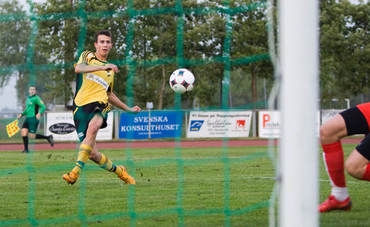 0-3, Fisnik Alaj som rundar målvakten