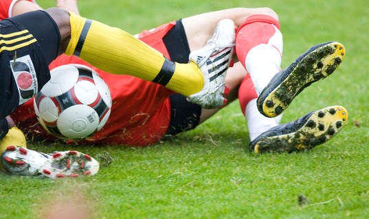 Glidtackling, dobbarna före. Boll, fotboll, ben, dobbar,