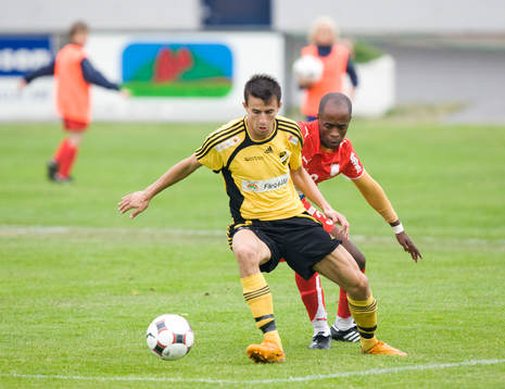 Fisnik Alaj, IFK Hässleholm, håller undan medan