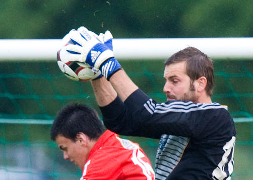 Joel Ringström, målvakt, greppar bollen