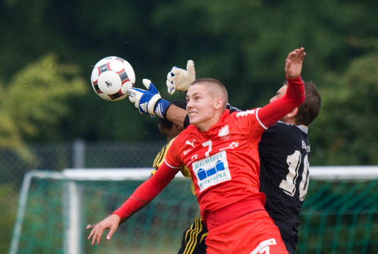 Joel Ringström försöker fånga bollen framför en
