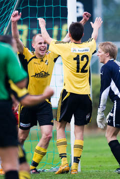 Måljubel, jubel, Fredrik Hägglund som grattas av Fisnik