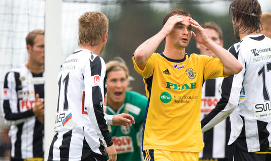 Patrik Larsson, Ängelholm, missar målchans