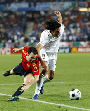 Andres Iniesta, Spanien och Fabio Grosso, Italien