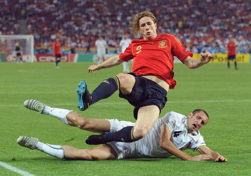 Torres, Spanien och Chiellini, Italien. Tackling,