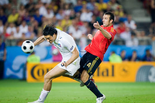 Luca Toni, Italien med Carlos Marchena, Spanien, i ryggen
