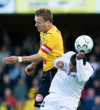 Marcus Ekenberg, Mjällby och Johan Lind, Häcken. Nickduell