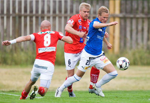 Magnus Andersson, Trelleborg, jagas av Henrik Rydström och