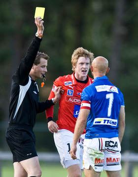 Domare, gult kort, varning. Rasmus Elm och Mathias Thylander