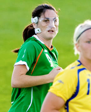 Edel Malone, Irland med ansiktsmask