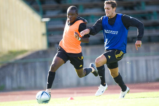 May, Sydafrika, provtränar med IFK, här duell mot Peter