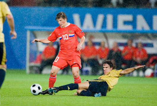 Andrei Arshavin, Ryssland, och Puyol, Spanien