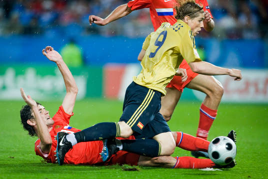 Yuri Zhirkov, Ryssland och Fernando Torres, Spanien