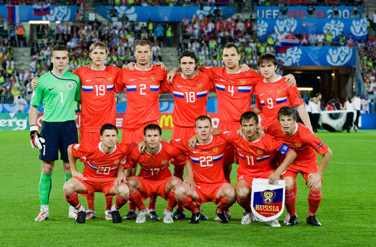 Lagbild. Bak fr.v. Igor Akinfeev, målvakt, Roman
