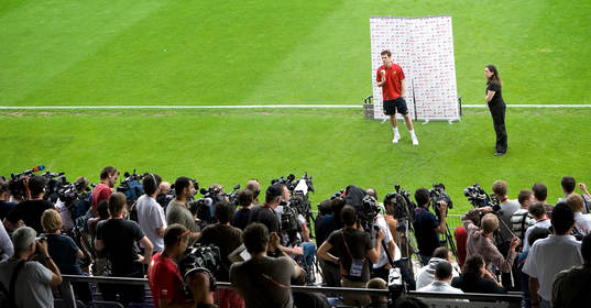 Träning på Franz -Horr Stadion. Xabi Alons, media
