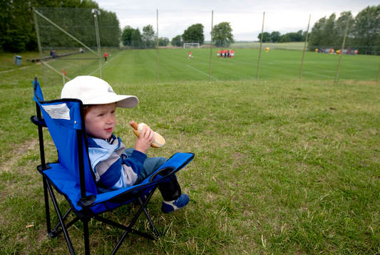 Dante Hol, 2 år tar en korv innan matchen på Klågerups