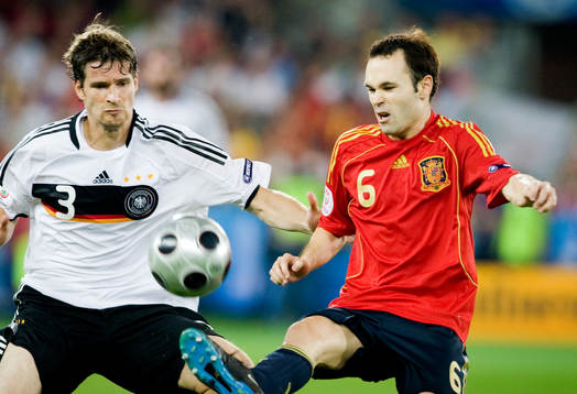 Arne Friedrich, Tyskland, och Andrés Iniesta, Spanien