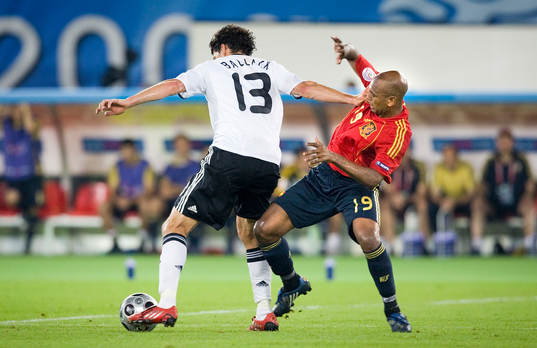 Michael Ballack, Tyskland, och Marcos Senna, Spanien