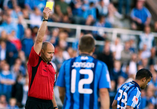 Martin Hansson, domare, gult kort
