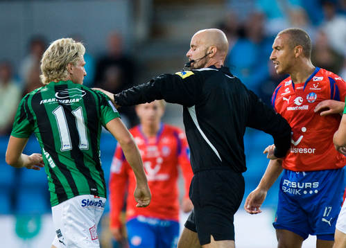 Tommy Lysén är irriterad på Henrik Larsson. Domare