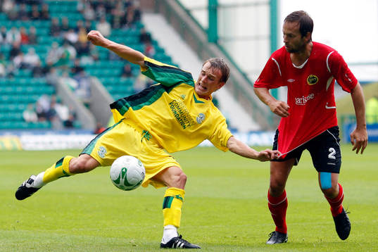 Dean Shields, Hibernian, skjuter på mål. Mathias Florén,