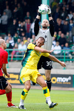 Johan Wiland, målvakt, och Steven Fletcher, Hibernian