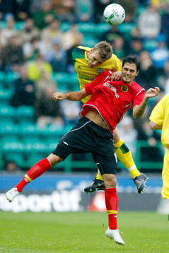 Denni Avdic, Elfsborg och Chris Hogg, Hibernian, i nickduell
