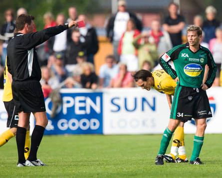 Jesper Blomqvist får rött kort av Antti Kanerva, domare.