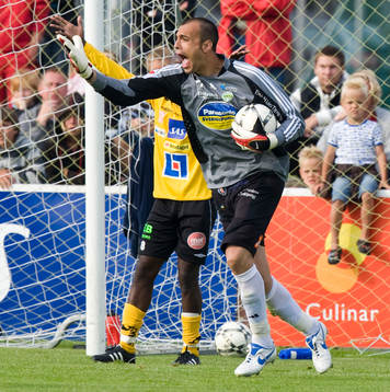 Djordie Pantic, målvakt, Enköping, protesterar